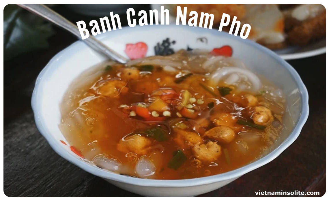 La soupe de nouilles épaisses Nam Phổ, connue sous le nom de Bánh Canh Nam Phổ, est un apéritif incontournable à Hué, fortement recommandé par les habitants. Ce plat est également un excellent choix pour le petit-déjeuner, offrant une énergie durable pour toute la journée.